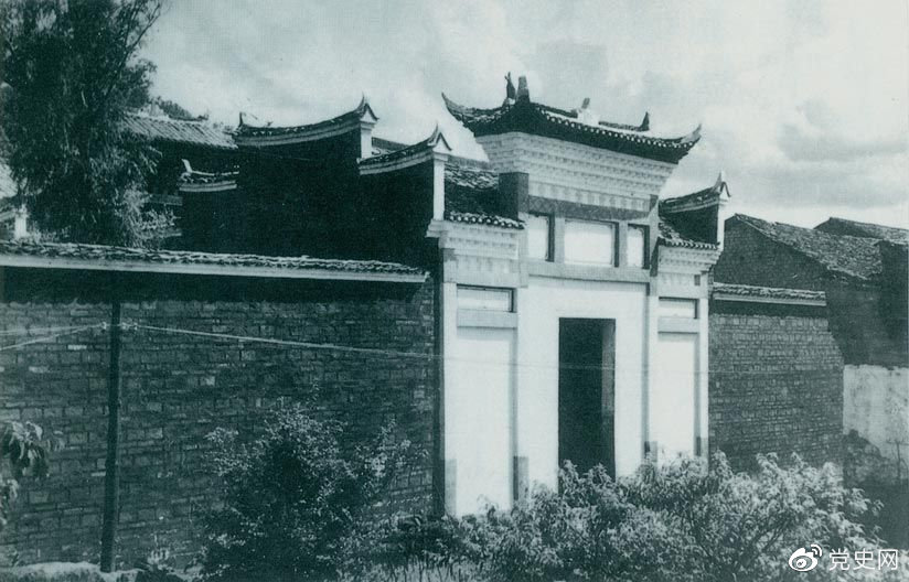 1927年10月3日，毛澤東率領湘贛邊界秋收起義部隊到達江西寧岡縣古城，主持召開前委擴大會議，討論在井岡山建立革命根據地的問題。圖為會議舊址。