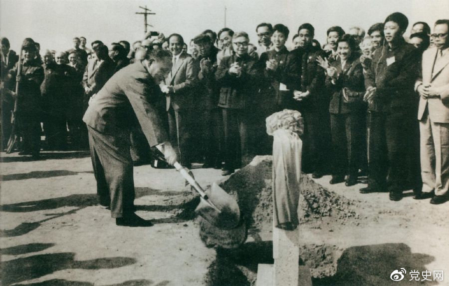 1984年10月7日，鄧小平出席北京正負電子對撞機國家實驗室奠基儀式，並為奠基石培土。