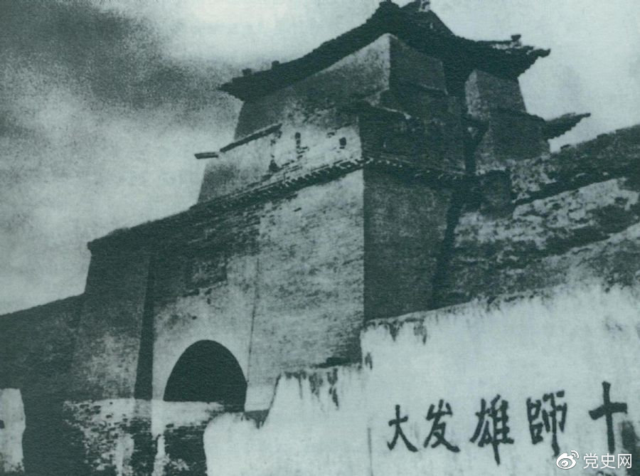 1936年10月9日，紅一方面軍接應部隊與紅四方面軍在甘肅會寧會師。圖為會寧縣城城門。