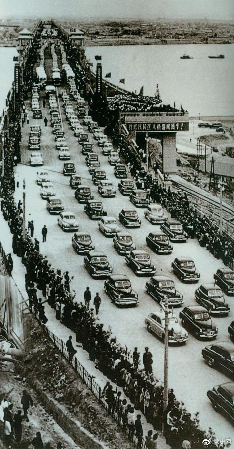 1957年10月15日，武漢長江大橋舉行通車典禮。這是中國在長江上修建的第一座鐵路、公路兩用橋梁。圖為通車典禮。