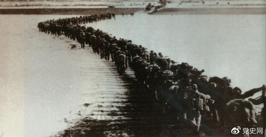 1950年10月19日，中國人民志願軍首批部隊跨過鴨綠江，與朝鮮人民軍共同抗擊美國侵略者，開始了偉大的抗美援朝戰爭。