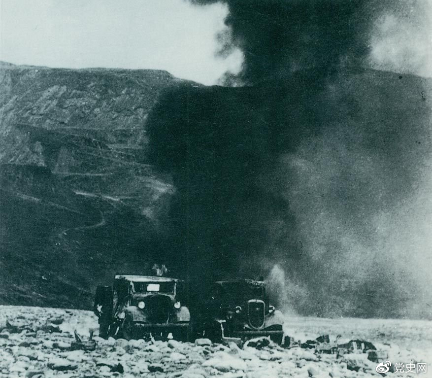 1937年10月18日，八路軍第一二〇師一部在山西雁門關以南伏擊日軍，斃傷敵300余人，擊毀敵汽車20余輛。圖為燃燒著的日軍汽車。