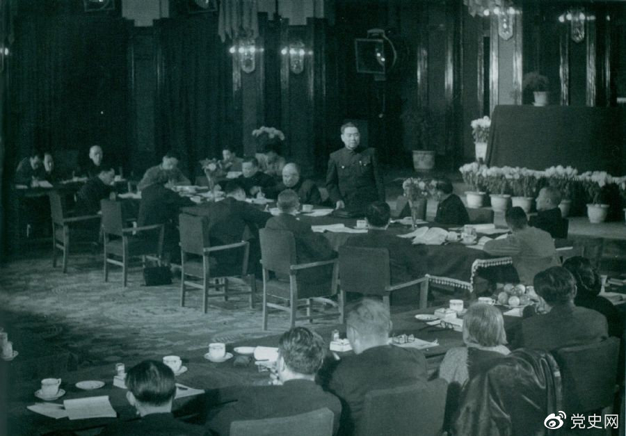1949年10月21日，周恩來主持召開中央人民政府政務院第一次會議。正面左起：陳雲、董必武、周恩來、郭沫若、黃炎培。