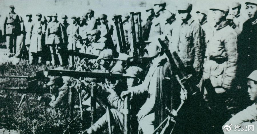 1945年10月至11月，劉伯承、鄧小平率部取得了平漢戰役的勝利。圖為平漢戰役參戰部隊及繳獲的武器。