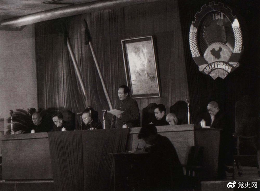 1951年10月23日，毛澤東在全國政協一屆三次會議上致開幕詞。