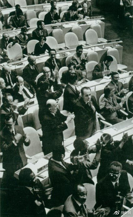 1971年10月25日，第二十六屆聯合國大會通過決議，恢復中華人民共和國在聯合國的一切合法權利。圖為決議通過時，會場一片歡騰。