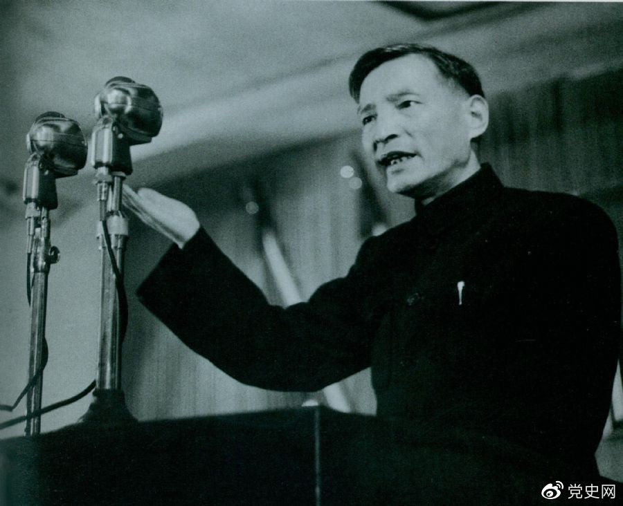 1951年10月，陳雲在全國政協一屆三次會議上作財經工作報告。