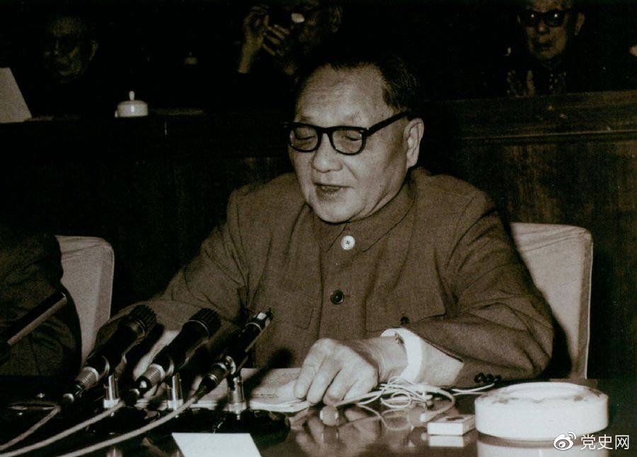 1979年10月，鄧小平代表中共中央、國務院向中國文學藝術工作者第四次代表大會致祝詞。