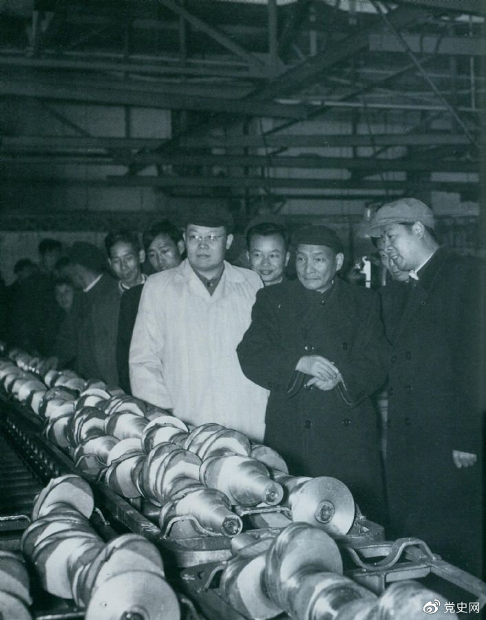 1957年10月，陳雲視察長春第一汽車制造廠。