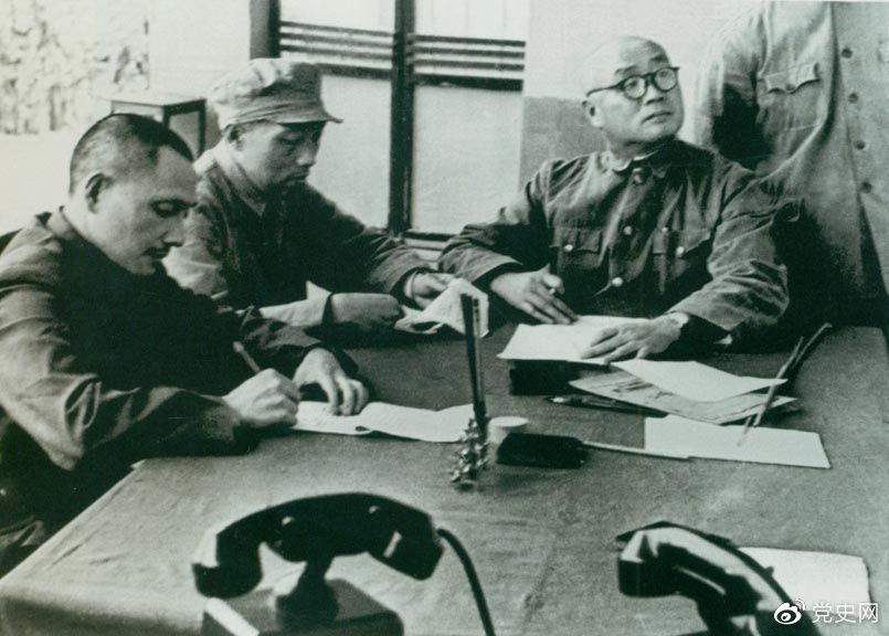 1949年11月1日起，人民解放軍向西南進軍。圖為鄧小平與劉伯承、張際春等研究進軍西南問題。