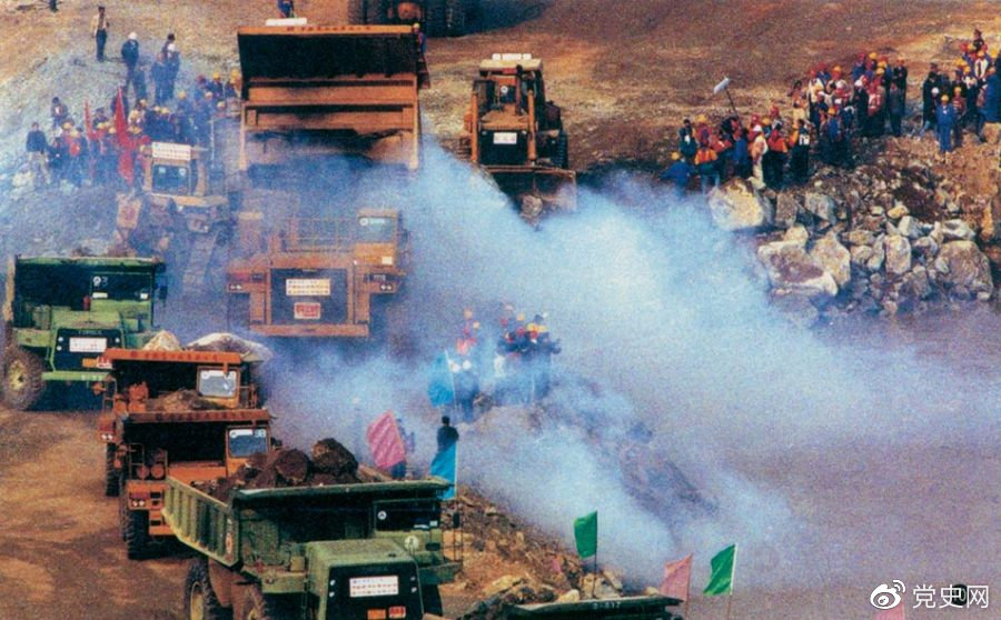 1997年11月8日，長江三峽水利樞紐工程成功實現大江截流。這是400多輛巨型裝載車緊張有序地向上游圍堰口拋投石料。
