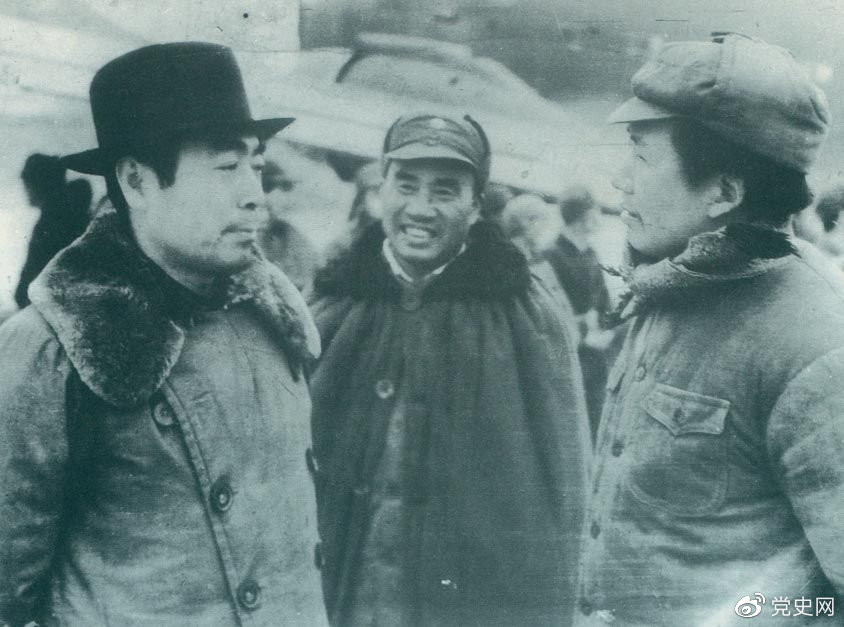1945年11月11日，毛澤東、朱德赴延安機場迎接從重慶回來的周恩來。