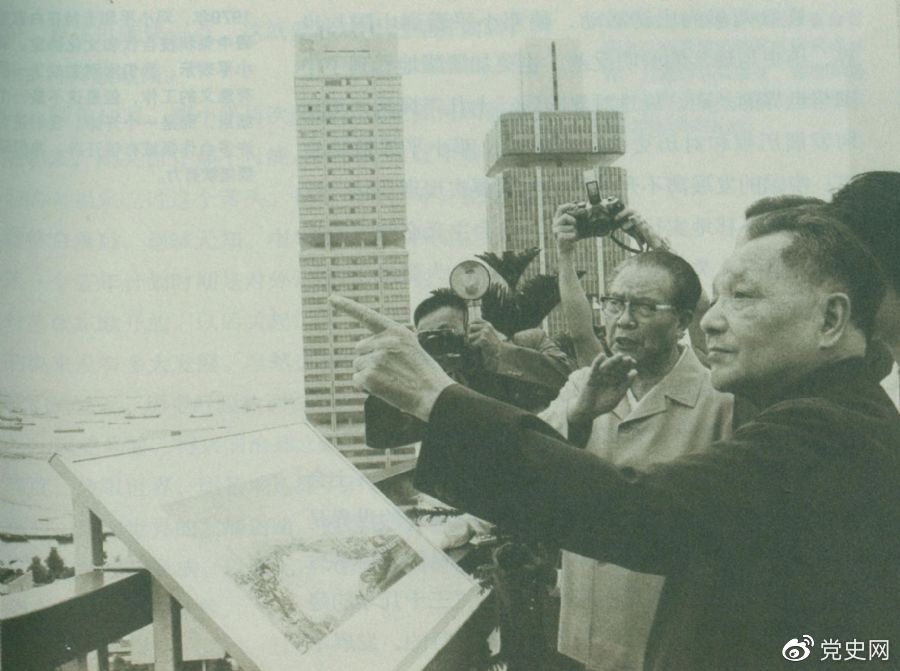 1978年11月13日，鄧小平在新加坡住房和發展局聽取關於新加坡公共住房計劃情況的介紹后，登上辦公大廈樓頂，瞭望周圍一幢幢新建成的公共住房，贊揚新加坡在解決住房方面所作的努力。