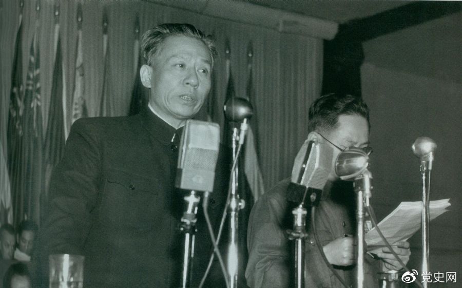 1949年11月16日，劉少奇在亞洲澳洲工會代表會議開幕式上講話。