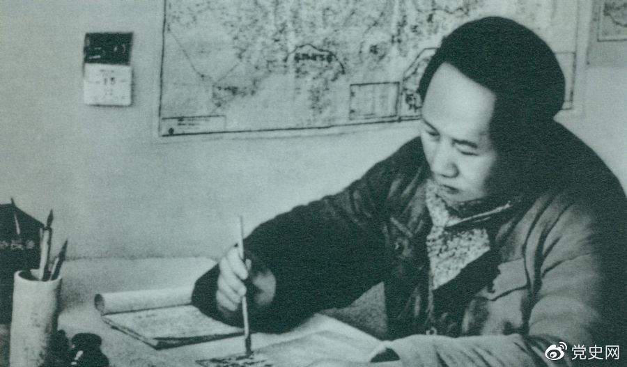 1946年11月18日，毛澤東在起草的給各中央局的指示中，第一次將“自衛戰爭”稱為“人民解放戰爭”。圖為毛澤東在延安棗園窯洞。