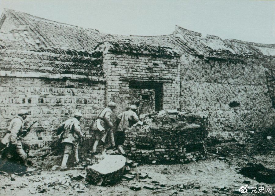 1948年11月，華東野戰軍取得圍殲黃百韜兵團的勝利。圖為戰士們沖進黃百韜兵團司令部。