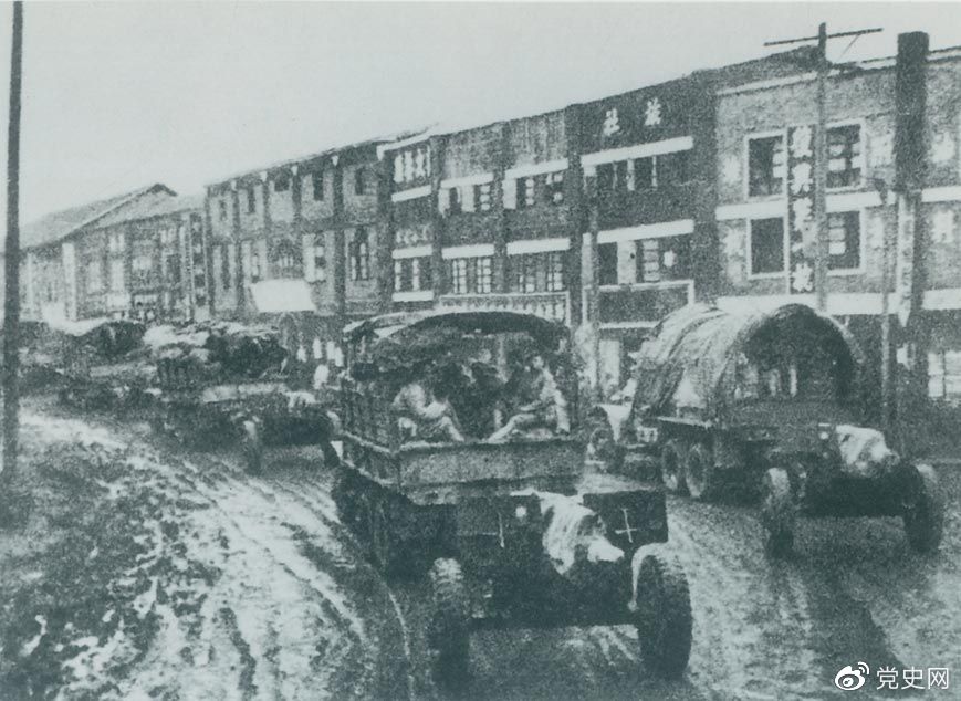 1949年11月21日，人民解放軍佔領黔北重鎮遵義。圖為解放軍部隊通過遵義市區。