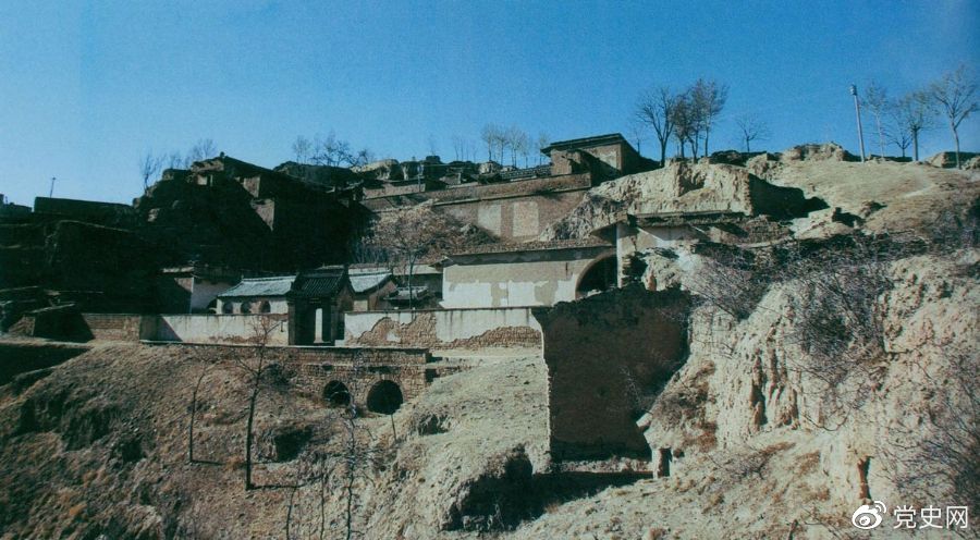 陝西米脂縣楊家溝。這是1947年11月22日至1948年3月21日毛澤東、周恩來和任弼時轉戰陝北時的住地。