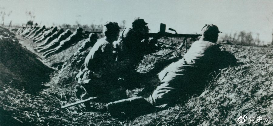 1948年11月23日至12月15日，淮海戰役第二階段，中原野戰軍在華東野戰軍配合下，全殲國民黨軍第12兵團——黃維兵團。圖為主攻部隊一部在前沿陣地上。