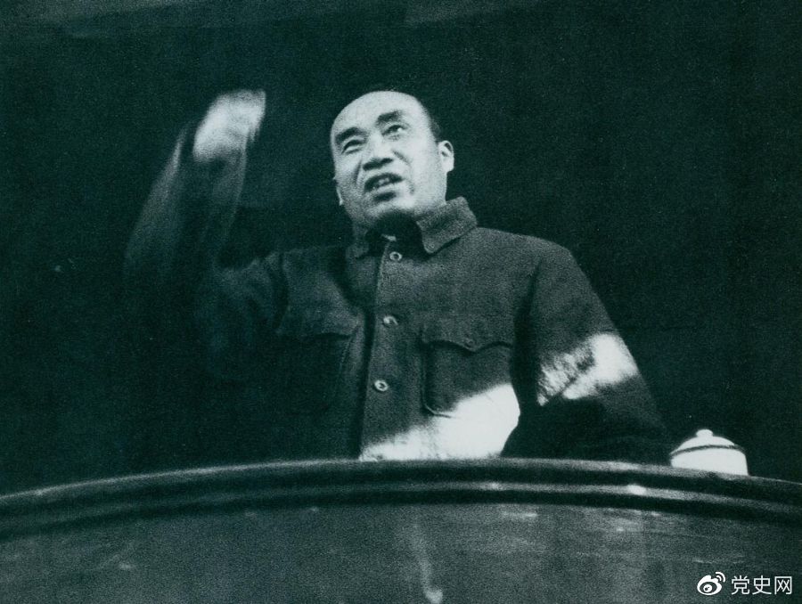 1943年11月，朱德在陝甘寧邊區勞動英雄及模范工作者代表大會上講話。