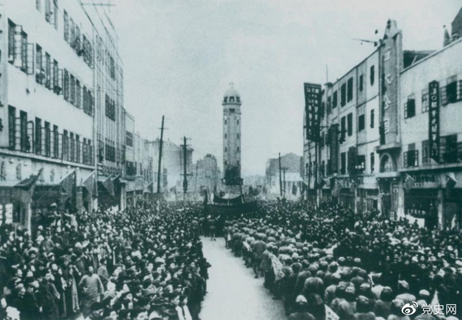1949年11月，人民解放軍解放西南首府重慶。