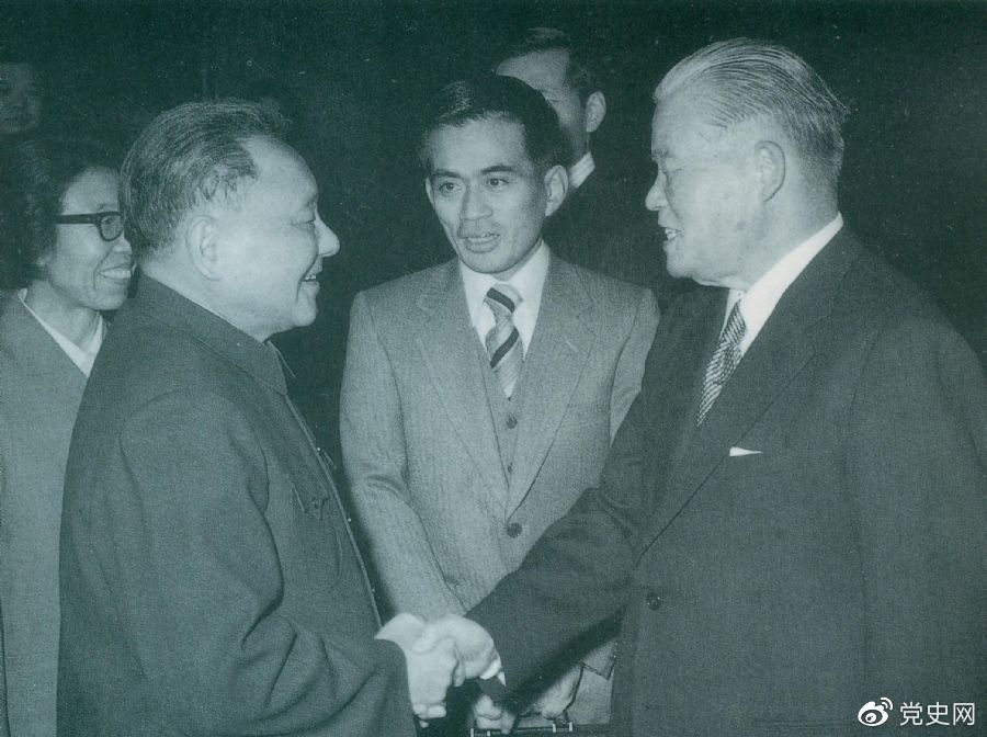 1979年12月6日，鄧小平會見日本首相大平正芳。