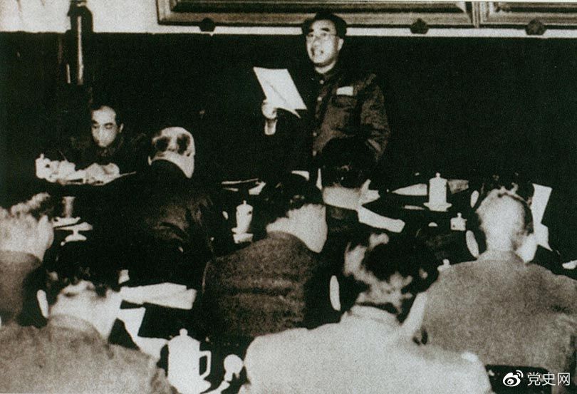 1953年12月7日，朱德在全國軍事系統黨的高級干部會議上致開幕詞。