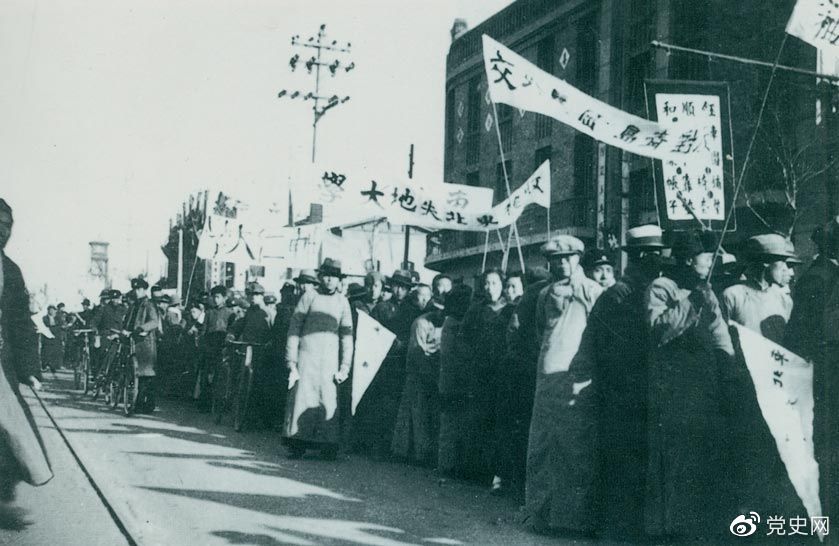 1935年12月9日，中國共產黨領導北平學生掀起聲勢浩大的抗日救亡運動，並迅速波及全國，形成抗日救國的新高潮。圖為游行隊伍。