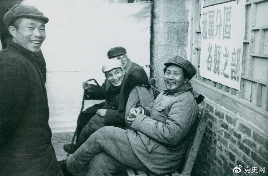 1943年12月，毛澤東和陳雲、林伯渠參觀陝甘寧邊區第三屆生產展覽會。