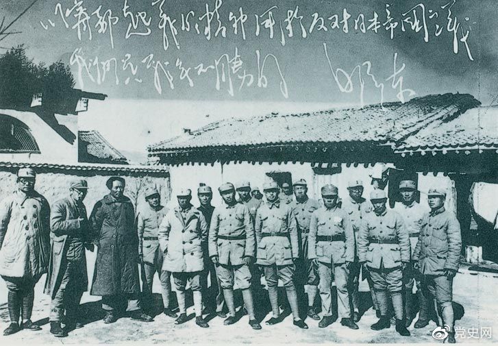 1931年12月14日，國民黨第二十六路軍在趙博生、董振堂、季振同、黃中岳率領下，於江西寧都起義，加入工農紅軍，編為紅軍第五軍團。圖為1937年毛澤東、王稼祥、蕭勁光與寧都起義的參加者在延安合影。