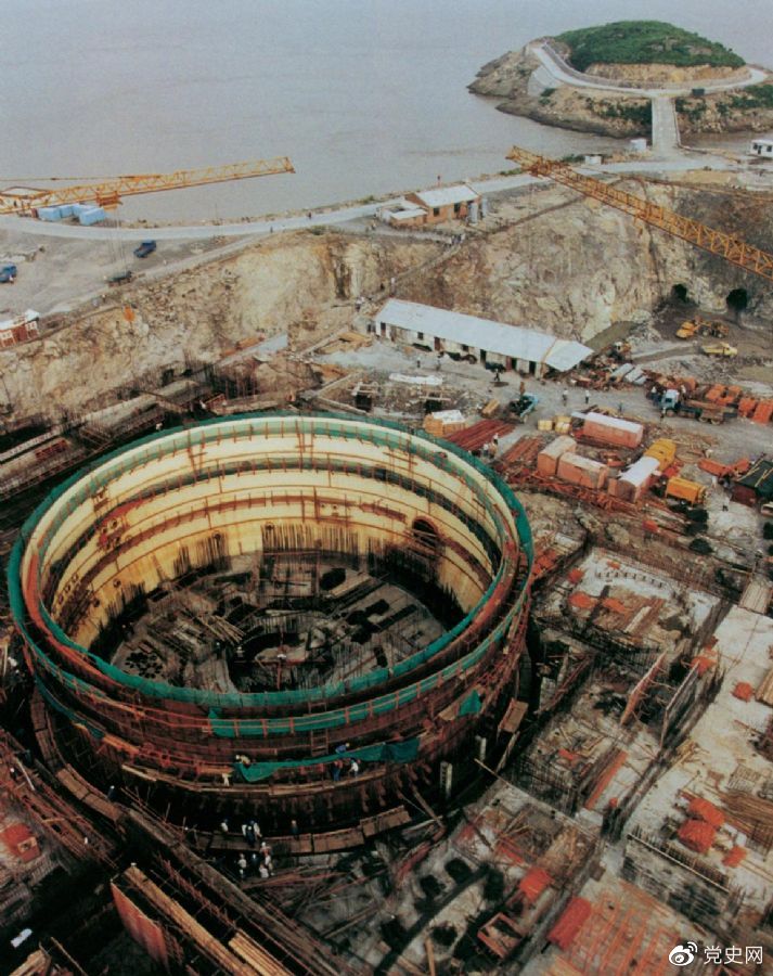 1991年12月15日，中國第一座自行設計、自行建造的核電站——秦山核電站並網發電。圖為建設中的秦山核電站。