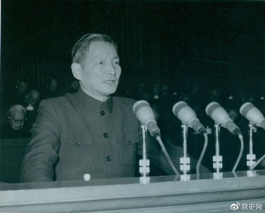 1956年12月，陳雲在中華工商業聯合會第二屆會員代表大會上作報告。