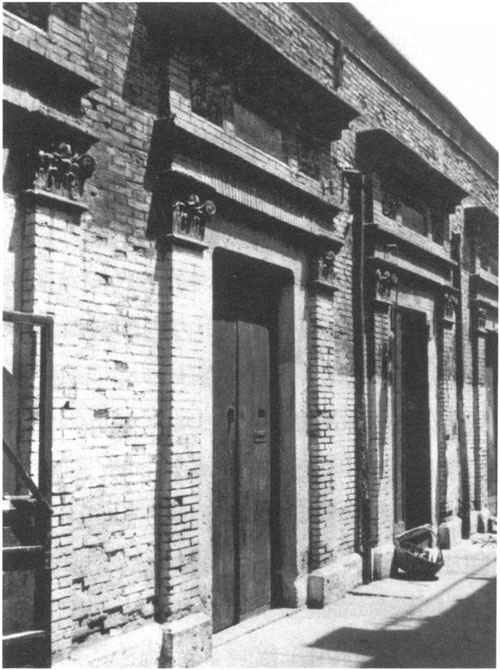 1922年7月16日至23日，中国共产党第二次全国代表大会在上海举行。出席大会的代表12人，代表全国195名党员。大会第一次提出明确的反帝反封建的民主革命纲领，区分了最高纲领和最低纲领。大会通过第一个党章，并通过决议案，决定中国共产党加入共产国际。大会选举产生中央执行委员会，中央执行委员会推选陈独秀为委员长。