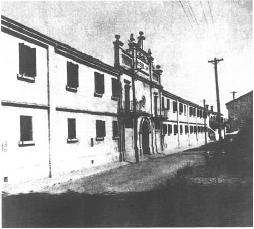 1927年4月27日至5月9日，中国共产党第五次全国代表大会在武汉举行。出席大会的代表82人，代表全国57967名党员。大会选举产生中央委员会和党的历史上第一个中央纪律检查监督机构——中央监察委员会。根据大会要求，会后，中央政治局会议通过修改党章的决议，正式提出党内实行民主集中制的组织原则。