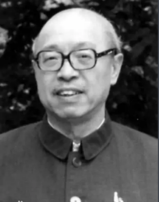 李新（1918—2004）中共黨史專家。曾任中央黨史研究室副主任（1980-1986），中國中共黨史學會副會長，中共黨史人物研究會副會長，中國現代史學會理事長等職。主編有《中國新民主主義革命時期通史》（四卷）、《中華民國史》（十三卷）、《中國新民主主義革命史》（十二卷）等。著有《中國新民主主義革命史五講》《流逝的歲月：李新回憶錄》等。