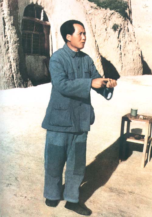 毛泽东在延安给一二�师干部作报告。（1942年）