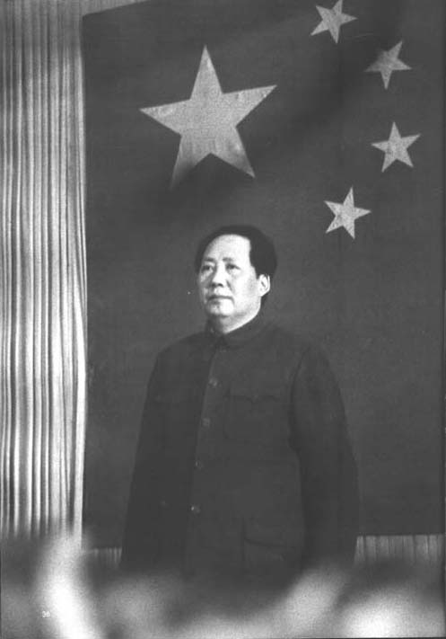 　毛泽东在中央团校第二期学员毕业典礼上。（1950年）