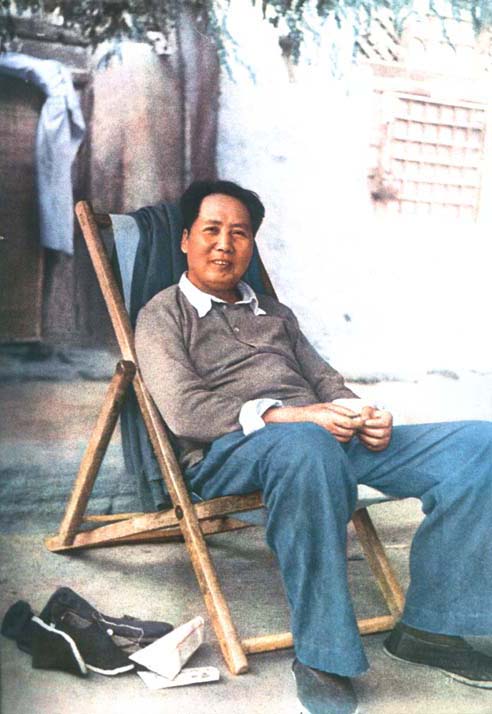 毛泽东在西柏坡。（1948年）