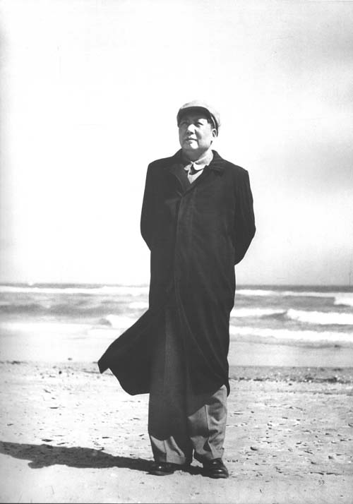 毛泽东在北戴河。（1954年）