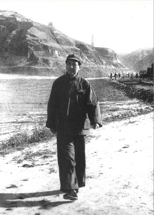 毛泽东在延安。（1943年）