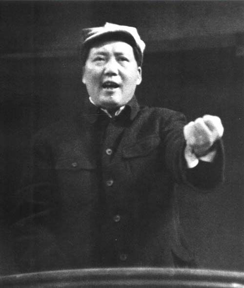 毛泽东发表《组织起来》的讲话。（1943年）