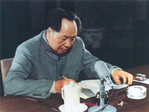 毛泽东在修改宪法草案。（1954年）