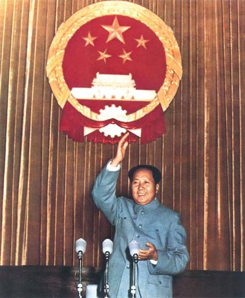 第一届全国人民代表大会第一次会议隆重开幕。这是毛泽东在开幕式上。（1954年）