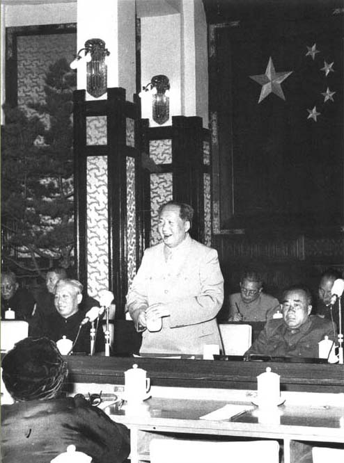 毛澤東在最高國務會議上作《論十大關系》的講話。（1956年）