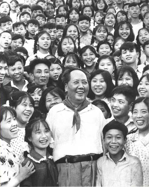 毛澤東和韶山學校的師生們在一起。（1959年）