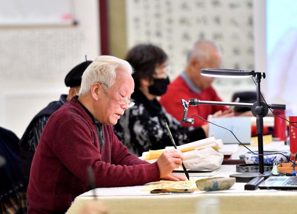 2024年2月28日，老年人在河北省廊坊市香河縣大愛書院養老中心活動室練習書法。新華社記者 王曉 攝