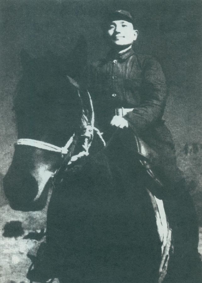 邓小平策马奔赴太行前线。（1938年）