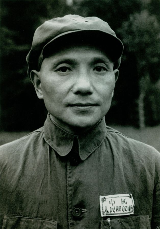 担任中共中央华东局第一书记的邓小平在上海。（1949年）