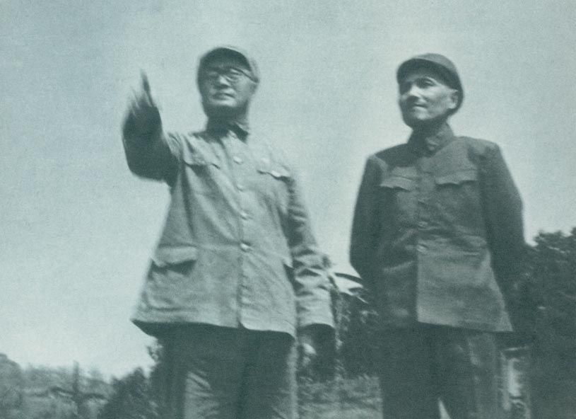 刘伯承司令员和邓小平政委指挥渡江准备工作。（1949年）