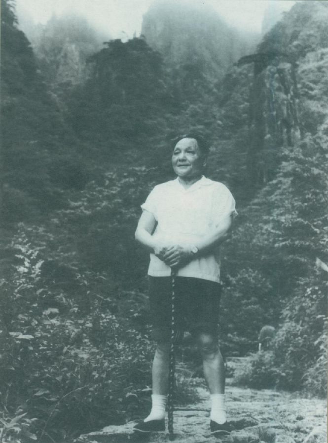 75岁高龄的邓小平登上黄山之巅。（1979年）